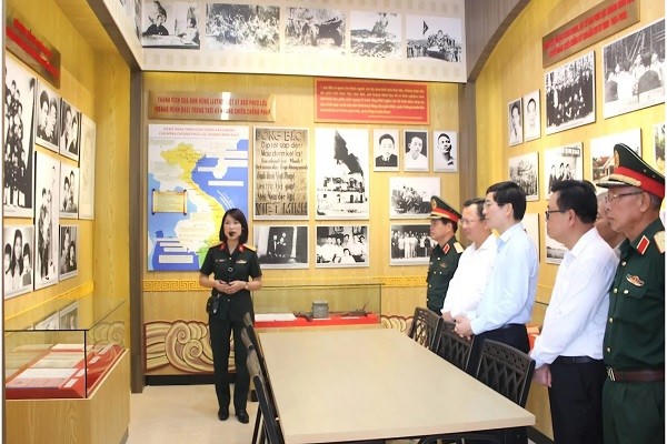 Các đại biểu nghe giới thiệu về cuộc đời hoạt động cách mạng của Anh hùng Lực lượng vũ trang nhân dân, Liệt sĩ Đào Phúc Lộc.