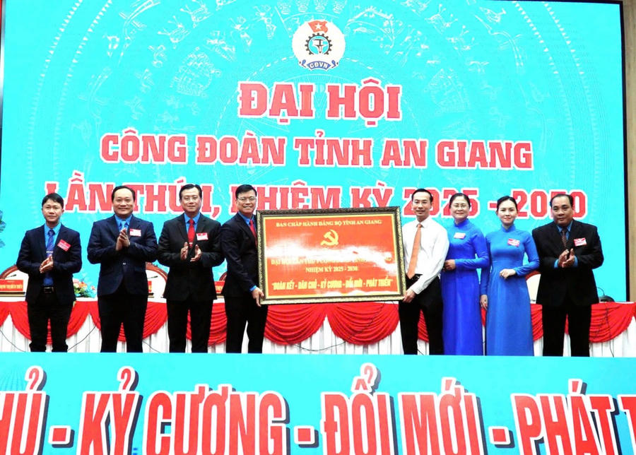 Phó Bí thư Thường trực Tỉnh ủy, Chủ tịch HĐND tỉnh An Giang Nguyễn Thanh Nhàn tặng bức trướng cho đại hội.