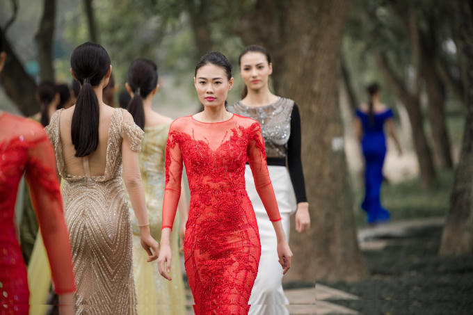 Con g&aacute;i cổ vũ Hồng Quế l&agrave;m vedette cho NTK H&agrave; Duy