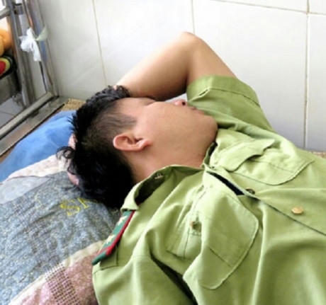 Một cán bộ kiểm lâm bị lâm tặc đánh trọng thương đang điều trị tại bệnh viện.