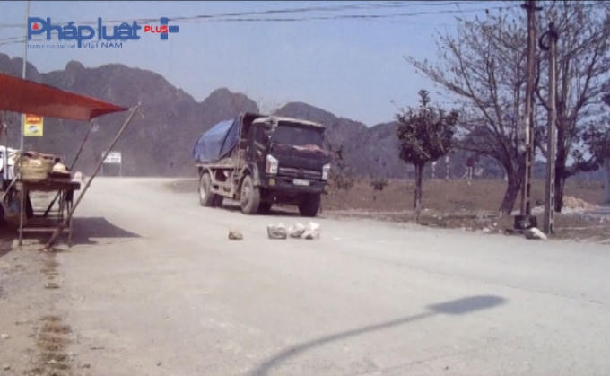 Người dân dùng đá chặn để hạn chế tốc độ của đoàn xe tải.