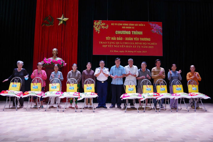 Trung tá Trịnh Minh Hiển - Bí thư Đảng ủy, Chính ủy Hải đoàn và đại diện Ủy ban MTTQ thị trấn Năm Căn trao tặng quà cho các hộ dân nghèo