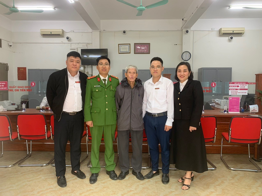 Ngân hàng Agribank phối hợp với Công an xã Tản Lĩnh kịp thời ngăn chặn giao dịch của ông Đ cho đối tượng lừa đảo