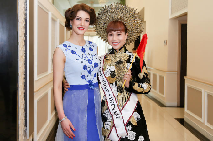 Hoa hậu Quý bà Ukraine và Hằng Nguyễn.