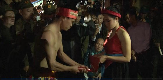 Vợ chồng anh Chiến, chị Huyền thực hiện nghi thức "tình phộc" năm 2017 tại miếu Trò.