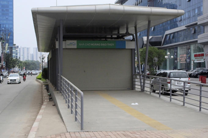 Nhà chờ xe bus "5 sao" khu vực đường Hoàng Đạo Thuý vẫn cửa đóng then cài
