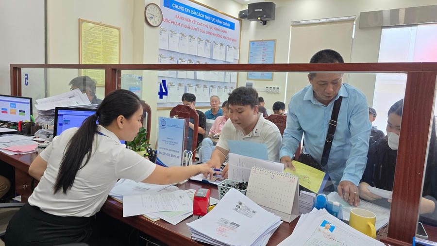 Công dân thực hiện thủ tục hành chính tại phường Khương Đình.