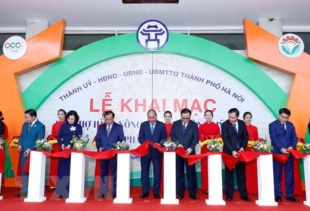 Thủ tướng Nguyễn Xuân Phúc và các đại biểu cắt băng khai trương Hội chợ hàng nông sản, thủ công mỹ nghệ, sản phẩm OCOP Thủ đô. (Ảnh: Thống Nhất/TTXVN)