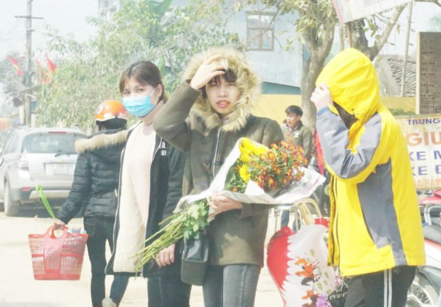Các cô gái trẻ đi chợ chọn hoa. Bình hoa ngày Tết không chỉ mang sắc Xuân mà còn là nơi để người con gái trong gia đình thể hiện sự khéo léo, tinh tế của mình