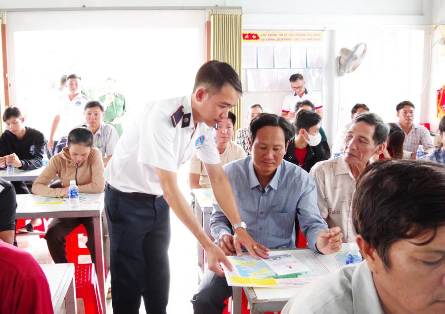 Phát tờ rơi tuyên truyền chống khai thác IUU cho người dân.