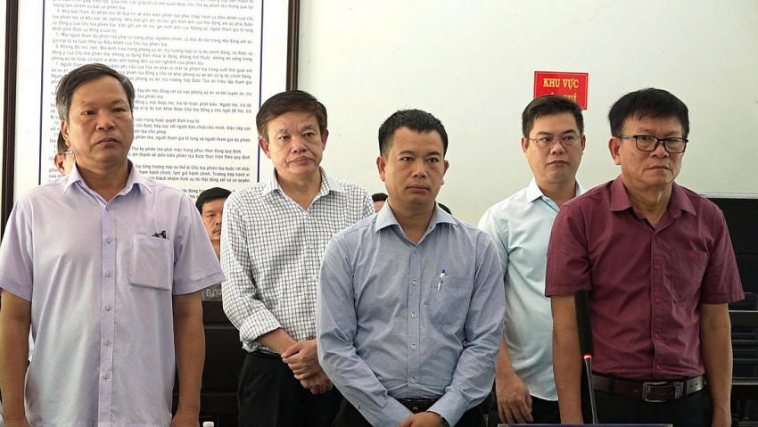 Bị cáo Đào Hữu Long (áo màu nâu đỏ) và các đồng phạm