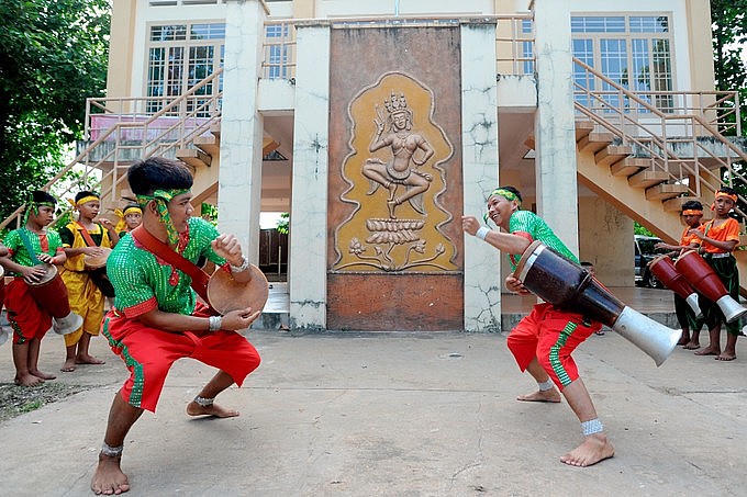 Nghệ thuật diễn tấu trống Chhay-dăm của người Khmer. (Ảnh: An Hiếu)