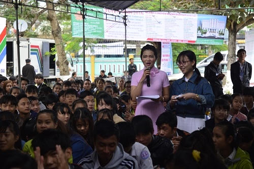 Th&iacute; sinh tham gia đặt c&acirc;u hỏi tại chương tr&igrave;nh.