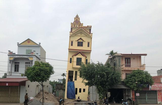 Ngôi nhà nghiêng nằm tại làng Báng, xã Đức Lý, huyện Lý Nhân, tỉnh Hà Nam. Nhìn từ xa, ngôi nhà của gia đình ông H. bị nghiêng khá lớn.