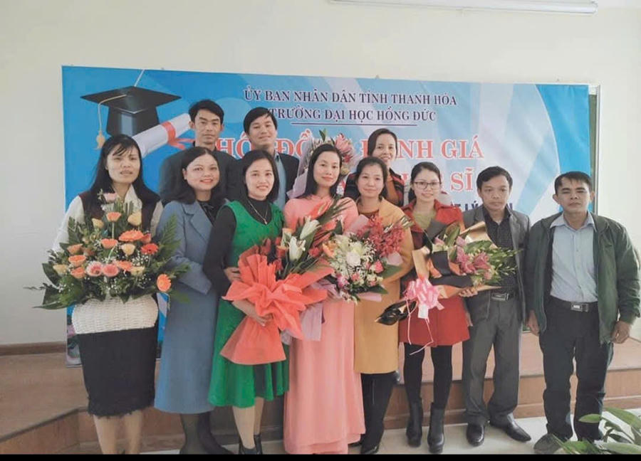 Ban Giám hiệu nhà trường tặng hoa Chúc mừng Ngày Phụ nữ Việt Nam 20/10.