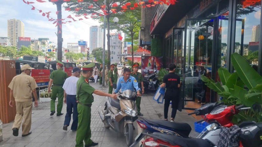 Lực lượng chức năng Công an phường Đống Đa ra quân xử lý tình trạng lấn chiếm vìa hè.