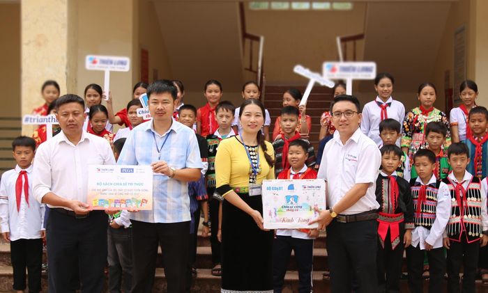 Đại diện Trung ương Hội LHTN Việt Nam và Tập đoàn Thiên Long trao quà cho thầy, cô giáo và học sinh giáo viên Trường PTDTNT THCS Kỳ Sơn.