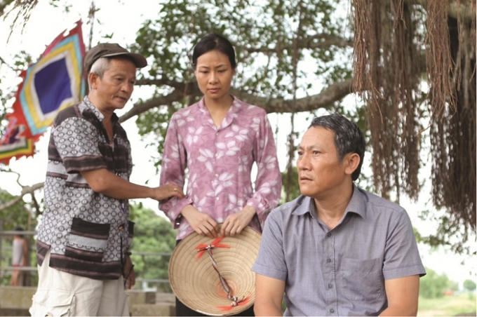 lĐạo diễn Quốc Trọng chỉ đạo cảnh quanh trong phim “Gia phả của đất”.