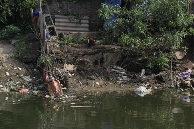 Sông Nhuệ cũng là một trong những con sông bị ô nhiễm nặng.