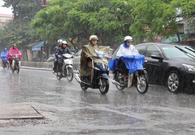 Những cơn mưa rào bất chợt khiến cơ thể dễ đổ bệnh. Ảnh: minh họa