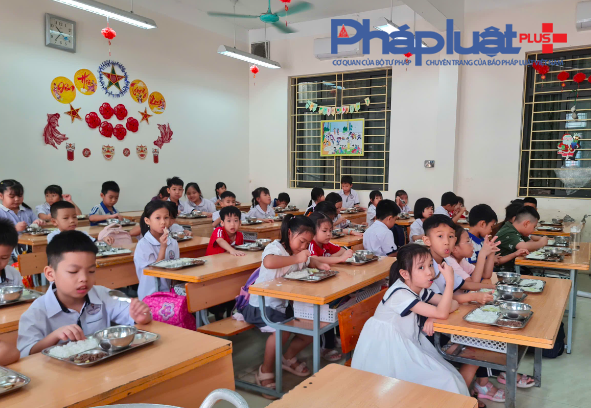 Học sinh trường tiểu học Cự Khê, xã Bình Minh, Hà Nội sử dụng xuất ăn do nhà trường chế biến sau sự việc phụ huynh phát hiện nguồn thực phẩm không đạt tiêu chuẩn, gây xôn xao dư luận.