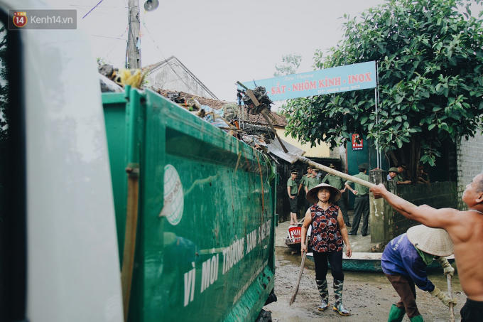 Người dân quét rác quanh khu vực sinh sống.