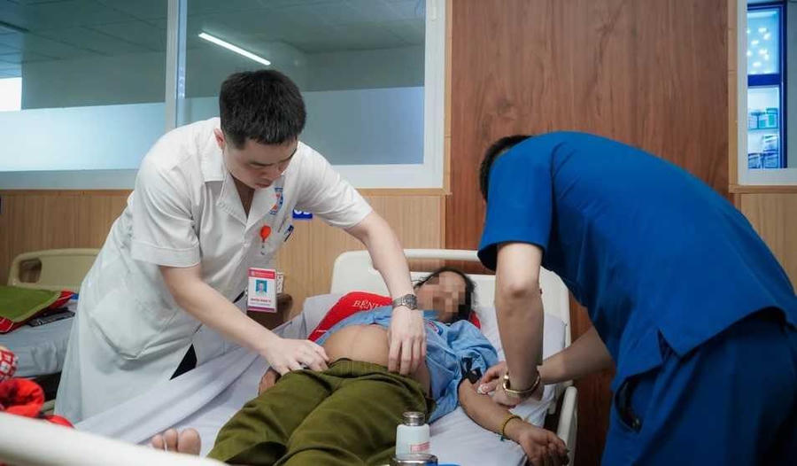 Thăm khám cho bệnh nhân Chai trước khi phẫu thuật - Ảnh BVĐK Cửa Đông.