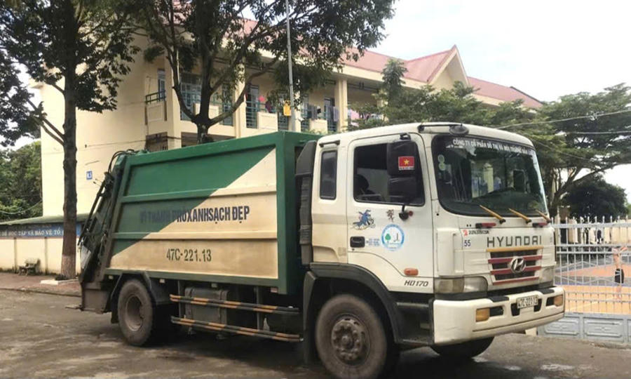 Hiện trường vụ va chạm giữa xe ô tô chở rác và học sinh lớp 6.