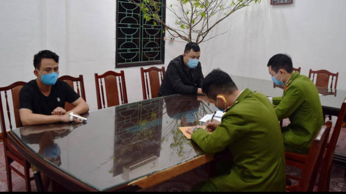 Lực lượng chức năng TX Đông Triều lấy lời khai 2 đối tượng.