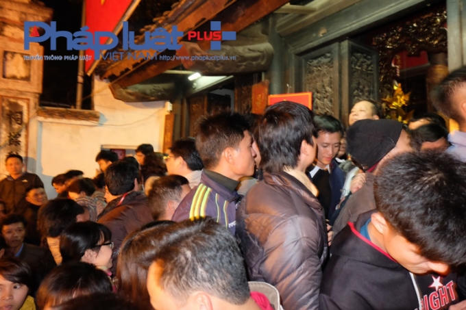 Khung cảnh chen lấn bắt đầu diền ra.