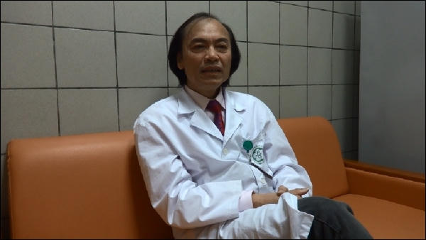 Bác sĩ Dũng, người đã cứu sống nhiều em nhỏ khỏi bàn tay "tử thần". Ảnh: Ngọc Nga.