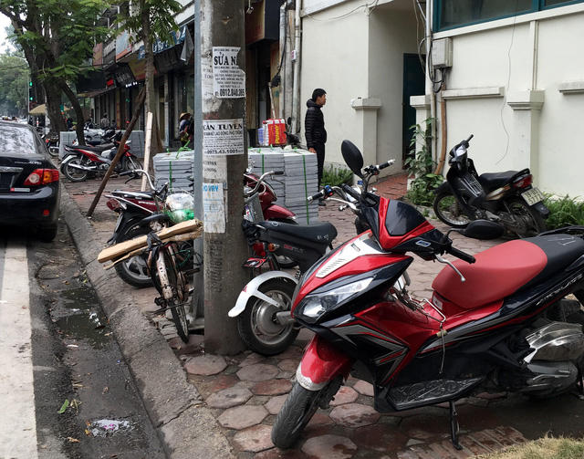 Thi công lát lại vỉa hè và "cấm đường" người đi bộ.