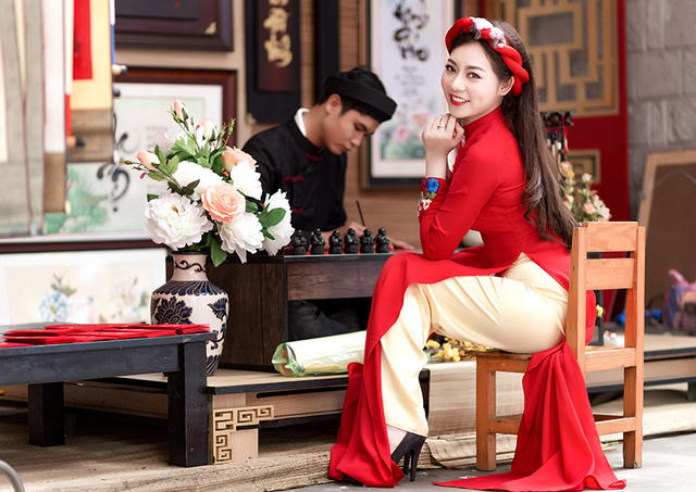 Thiếu nữ Sài Gòn tìm hiểu về tục xin chữ đầu xuân