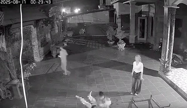 Hiện trường vụ việc, người phụ nữ mặc áo trắng được cho là đã dùng hung khí đâm chồng tử vong. (Ảnh: Cắt từ clip)
