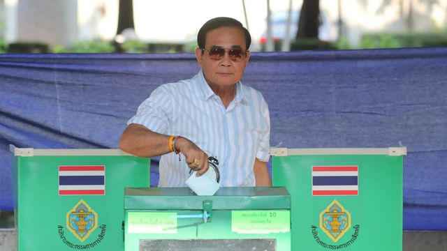 Thủ tướng Prayuth Chan-ocha bỏ phiếu tại Bangkok hôm 24/3. (Ảnh: Reuters)