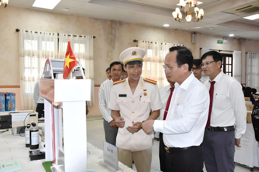 Ông Phạm Văn Thiều - Phó Bí thư Tỉnh ủy, Chủ tịch UBND tỉnh Bạc Liêu, tham quan mô hình “Cổng ANTT thông minh” do Thiếu tá Nguyễn Cao Sáu - Phó Trưởng Công an xã Phong Thạnh Tây A, huyện Phước Long (tỉnh Bạc Liêu) sáng chế (Mô hình xuất sắc đoạt giải Nhì tại Hội thi sáng tạo kỹ thuật tỉnh Bạc Liêu lần thứ X (2021 - 2023).