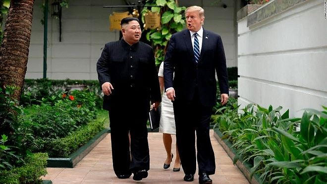 Tổng thống Donald Trump và Chủ tịch Kim Jong Un trò chuyện thân mật trong khuôn viên Khách sạn Metropole.