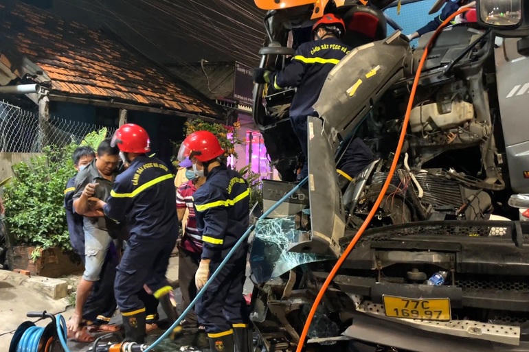 Gần một giờ cố gắng, lực lượng chức năng đã giải cứu được người đàn ông ra ngoài an toàn (Ảnh: T.K).