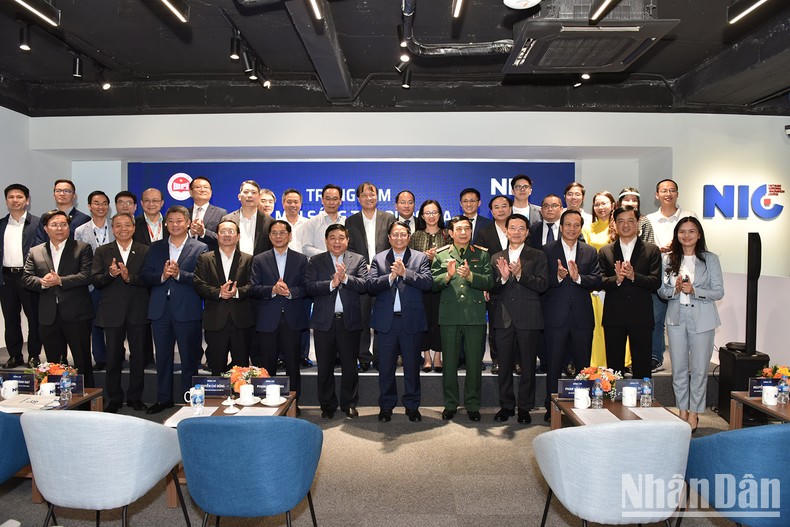 [Ảnh] Thủ tướng Phạm Minh Ch&iacute;nh thăm Trung t&acirc;m Đổi mới s&aacute;ng tạo Quốc gia ảnh 9