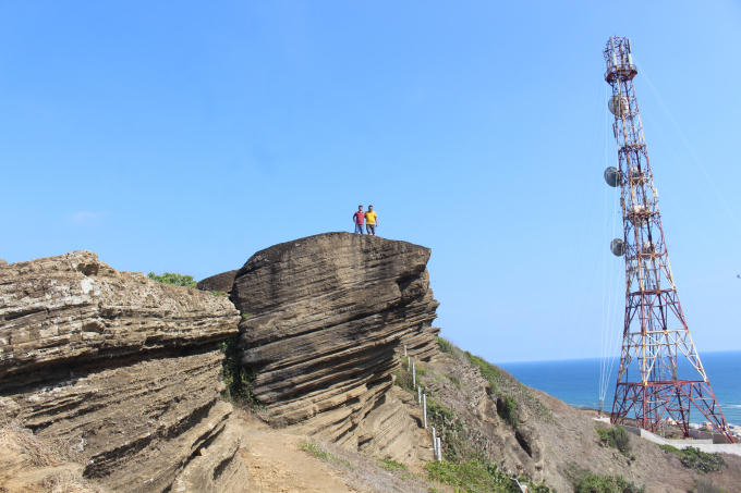 Đỉnh núi Cao Cát địa điểm ngắm bình minh đẹp, và có những vách đá dựng đứng hình thù là mắt trên đảo.