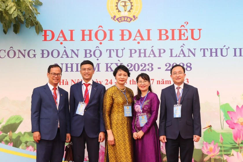 Đoàn Chủ tịch điều hành phiên thứ nhất, Đại hội đại biểu Công đoàn Bộ Tư pháp lần thứ III