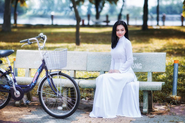 “Hot girl thổ dân” trở lại trong tà áo dài trắng gây sốt mạng