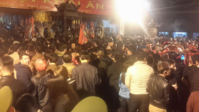 Ban tổ chức tiến hành phát ấn đền Trần vào 5h sáng ngày 11/2