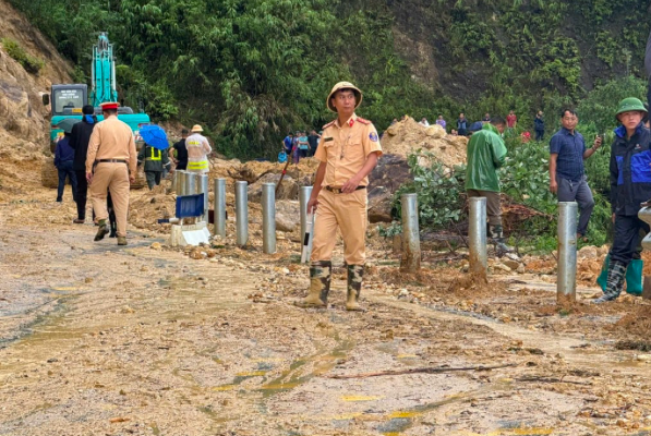 Thi thể anh C. được lực lượng chức năng tìm thấy cách vị trí sạt lở khoảng 200m dưới ta luy âm. Ảnh: Công an tỉnh Lai Châu.