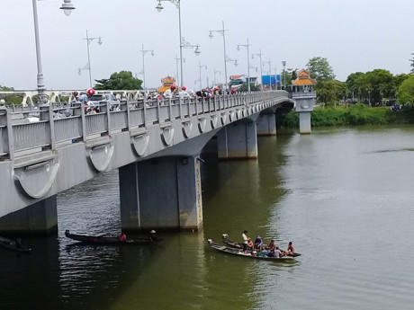 Hiện trường nơi nam thanh niên nhảy sông tự tử.
