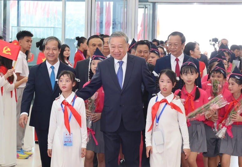 Tổng Bí thư Tô Lâm cùng các đồng chí lãnh đạo Bộ Giáo dục và Đào tạo và các em học sinh dự lễ khai giảng - Ảnh: VGP/Nhật Bắc