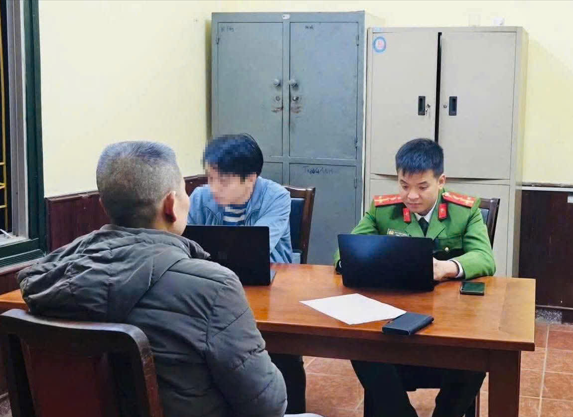Công an tỉnh Phú Thọ làm việc với người đăng tải video AI sai sự thật liên quan lãnh đạo Đảng, Nhà nước. (Ảnh: Công an tỉnh Phú Thọ)