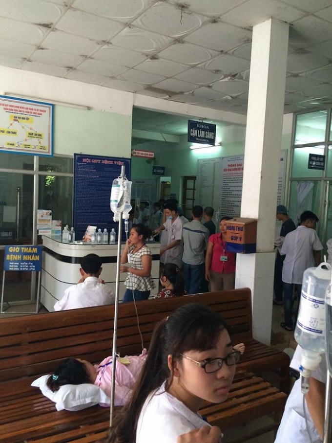 Ngay sau khi chuyển đến bệnh viện, các bác sỹ tiến hành lấy mẫu xét nghiệm.