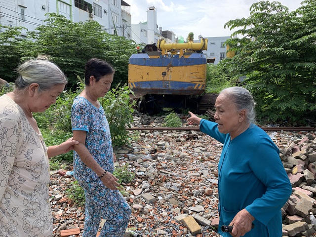 Người dân bức xúc chỉ tay về phía máy móc công ty xây dựng bỏ dở dang