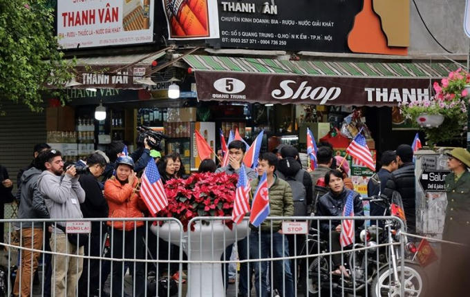 Cờ Triều Tiên và cờ Mỹ được phát cho người dân để đón chào đoàn lãnh đạo Triều Tiên.